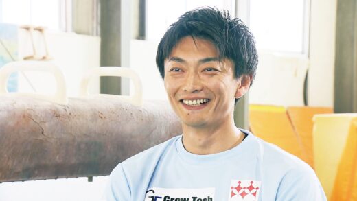 インタビューを受ける亀山さんの写真